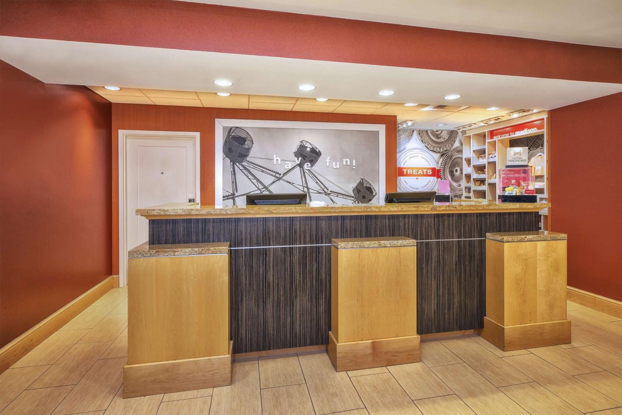 Hampton Inn & Suites Madison - West Экстерьер фото